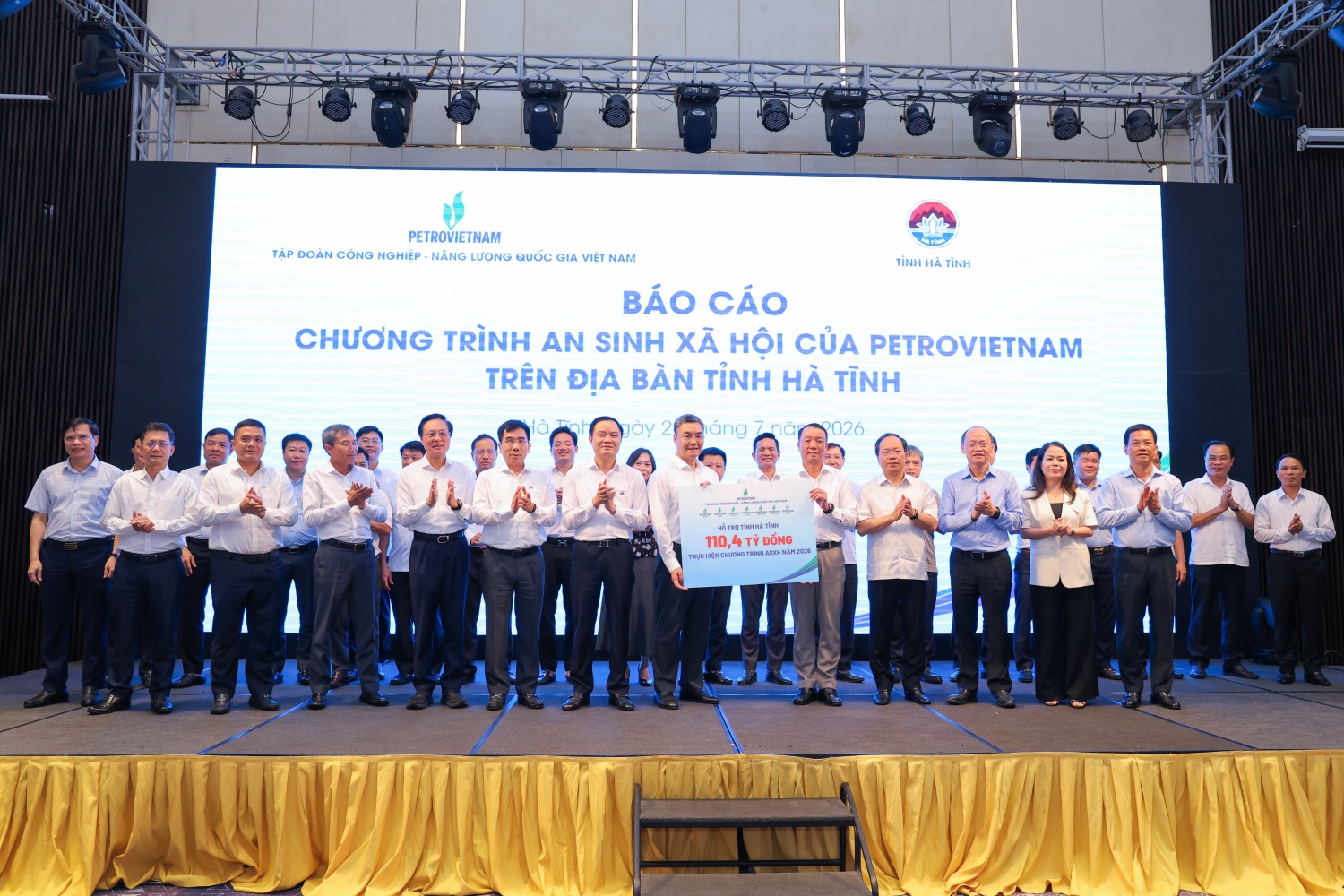 Tổng Giám đốc Petrovietnam Lê Mạnh Cường trao biểu trưng cam kết đồng hành với các chương trình, hoạt động an sinh xã hội năm 2026 trên địa bàn tỉnh