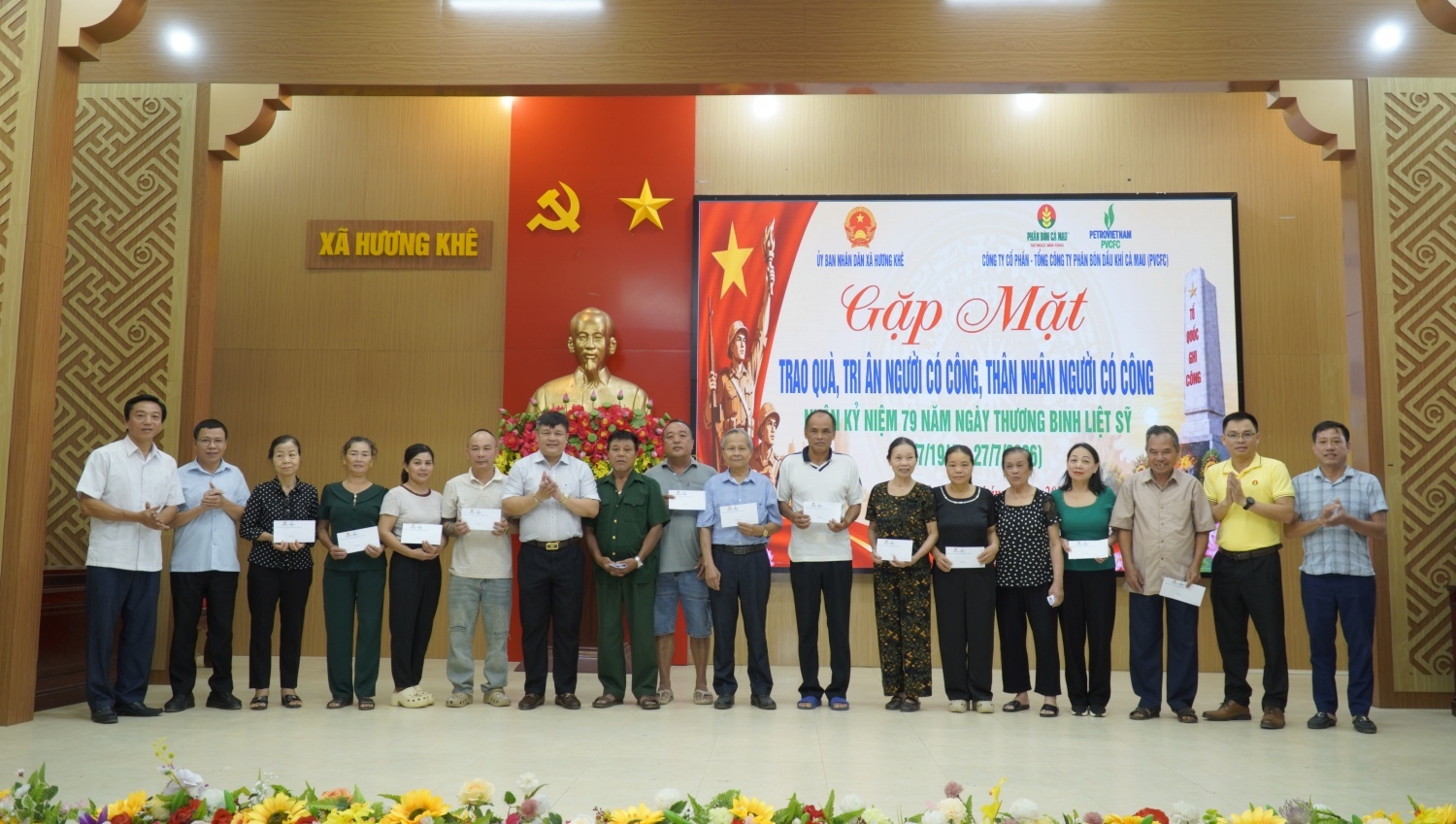 Đại diện PVCFC (đơn vị thành viên của Petrovietnam) phối hợp cùng UBND xã Hương Khê trao quà tri ân người có công, thân nhân người có công nhân Ngày Thương binh - Liệt sĩ 27/7/2026.