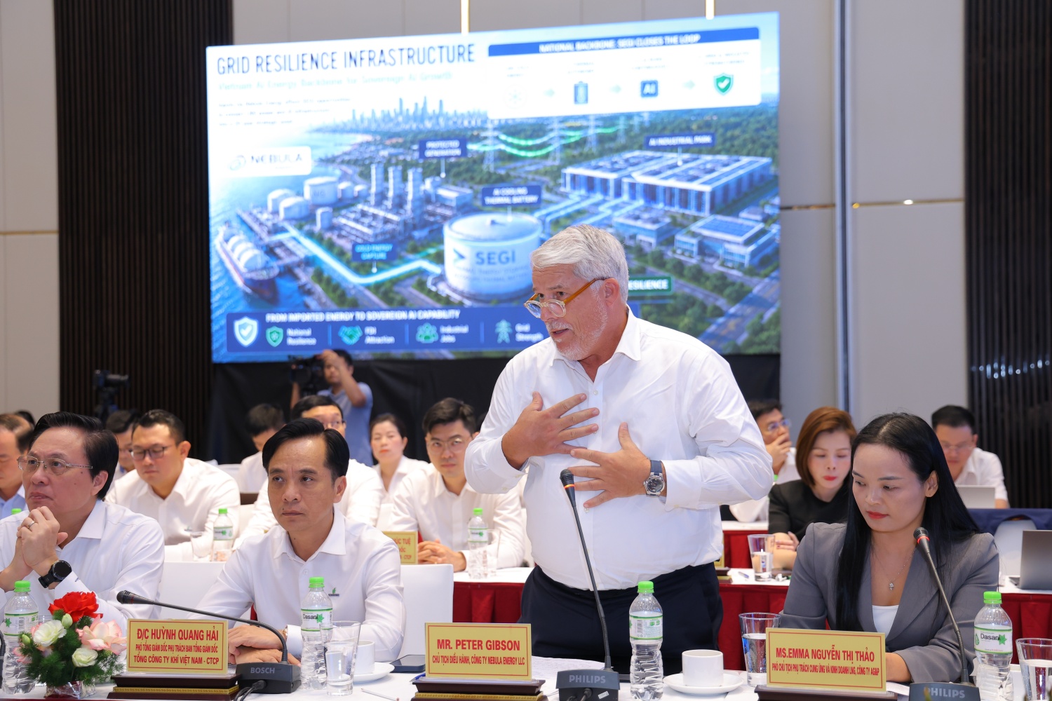 Ông Peter Gibson, Chủ tịch Điều hành Nebula Energ phát biểu tại buổi làm việc
