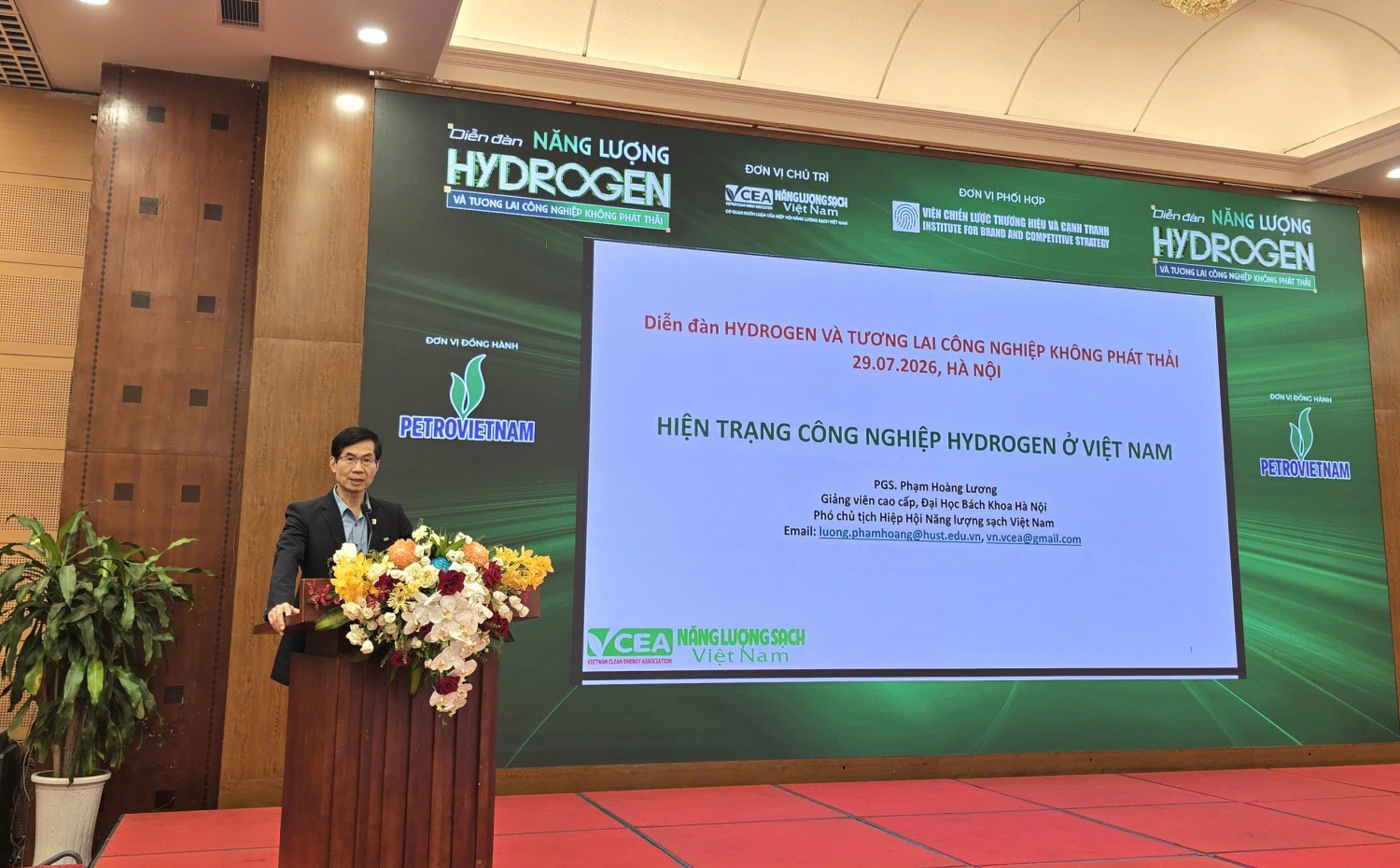 PGS. Phạm Hoàng Lương, Giảng viên cao cấp Đại học Bách khoa Hà Nội, Phó Chủ tịch VCEA: Hydrogen xanh sẽ đóng vai trò ngày càng quan trọng trong quá trình khử carbon ở những lĩnh vực khó điện khí hóa như luyện kim, hóa chất, giao thông vận tải đường dài hay sản xuất nhiên liệu.