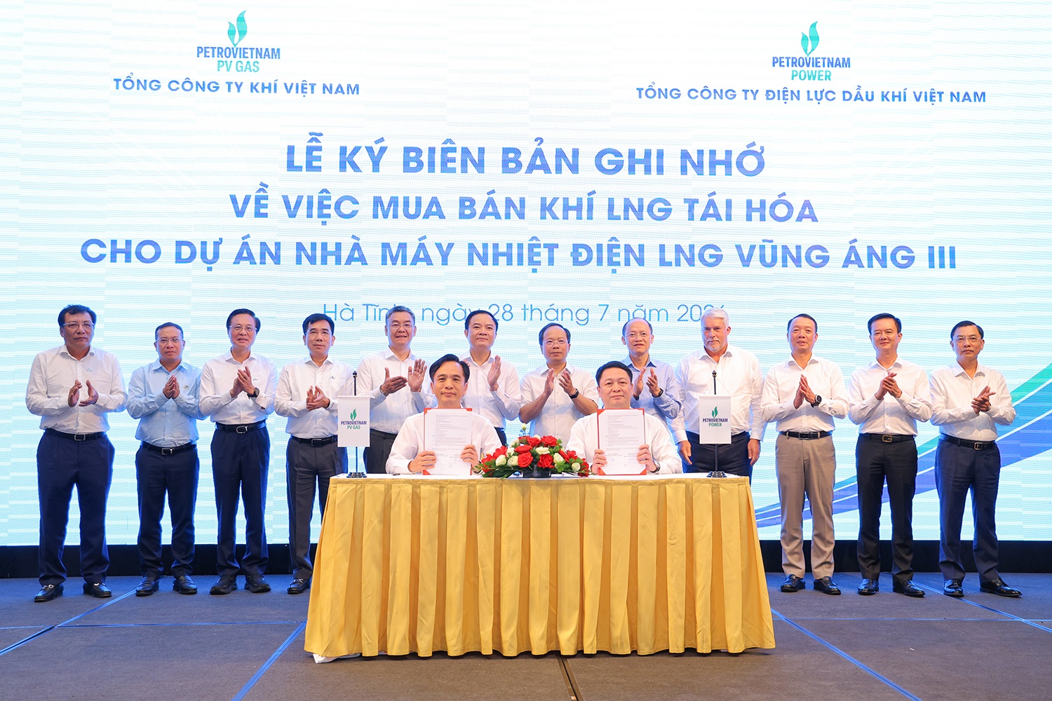 Đại diện lãnh đạo PV GAS và PV Power ký kết biên bản ghi nhớ về việc mua bán khí LNG tái hóa cho dự án Nhà máy Nhiệt điện LNG Vũng Áng III