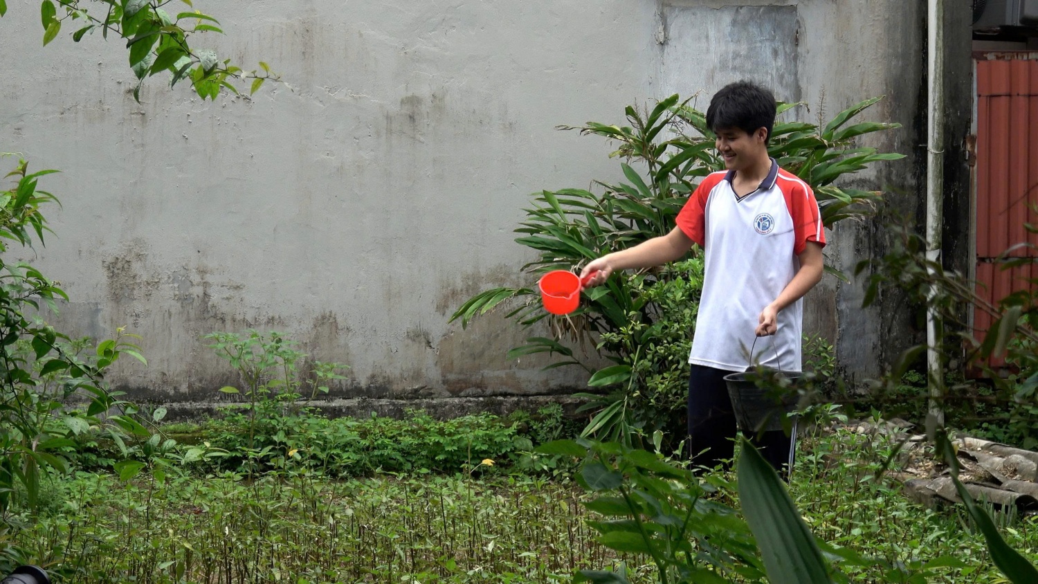 Em Nguyễn Quốc Phòng với ước mơ trở thành bác sĩ để chữa bệnh cho mẹ.