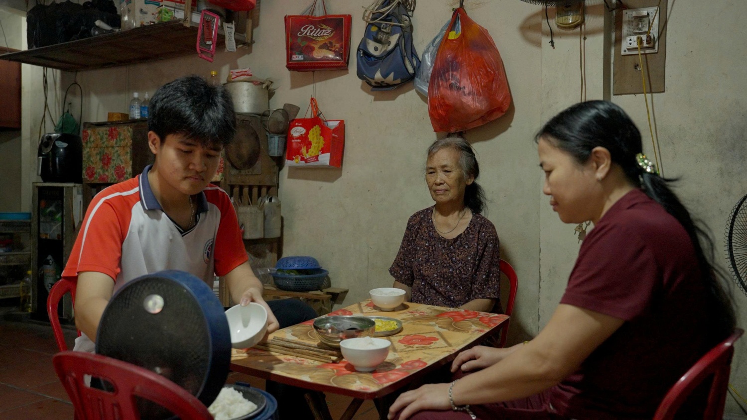 Bữa cơm hiếm hoi em Phòng được cùng ăn với mẹ và bà ngoại.
