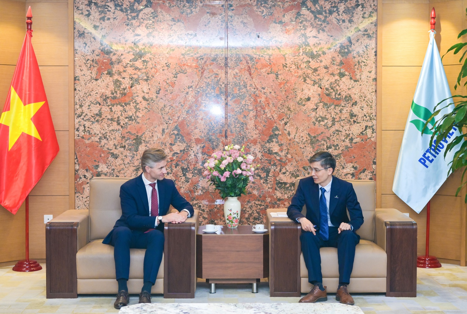 Phó Tổng Giám đốc Petrovietnam Vũ Đào Minh trao đổi với Bộ trưởng Bộ Ngoại giao Lithuania Kęstutis Budrys.