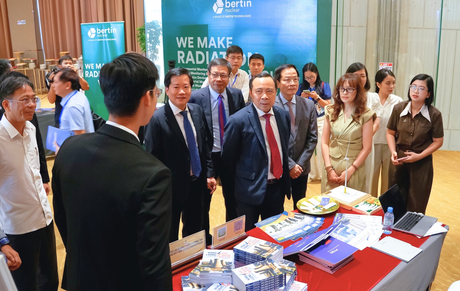 Bộ trưởng Bộ Khoa học và Công nghệ Vũ Hải Quân tham quan gian triển lãm các dự án điện của Petrovietnam
