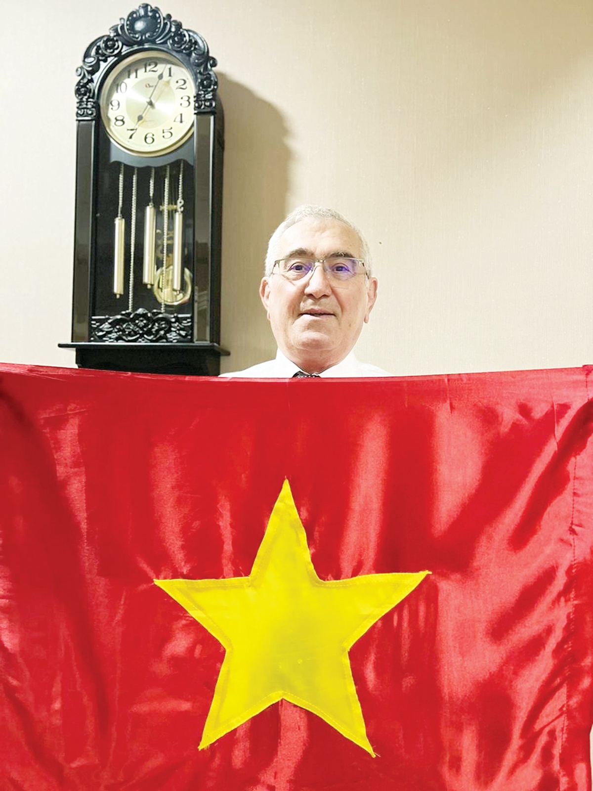 Ông Tofik Mahammadov luôn giữ lá cờ Việt Nam tại nhà riêng ở Thủ đô Baku, Azerbaijan