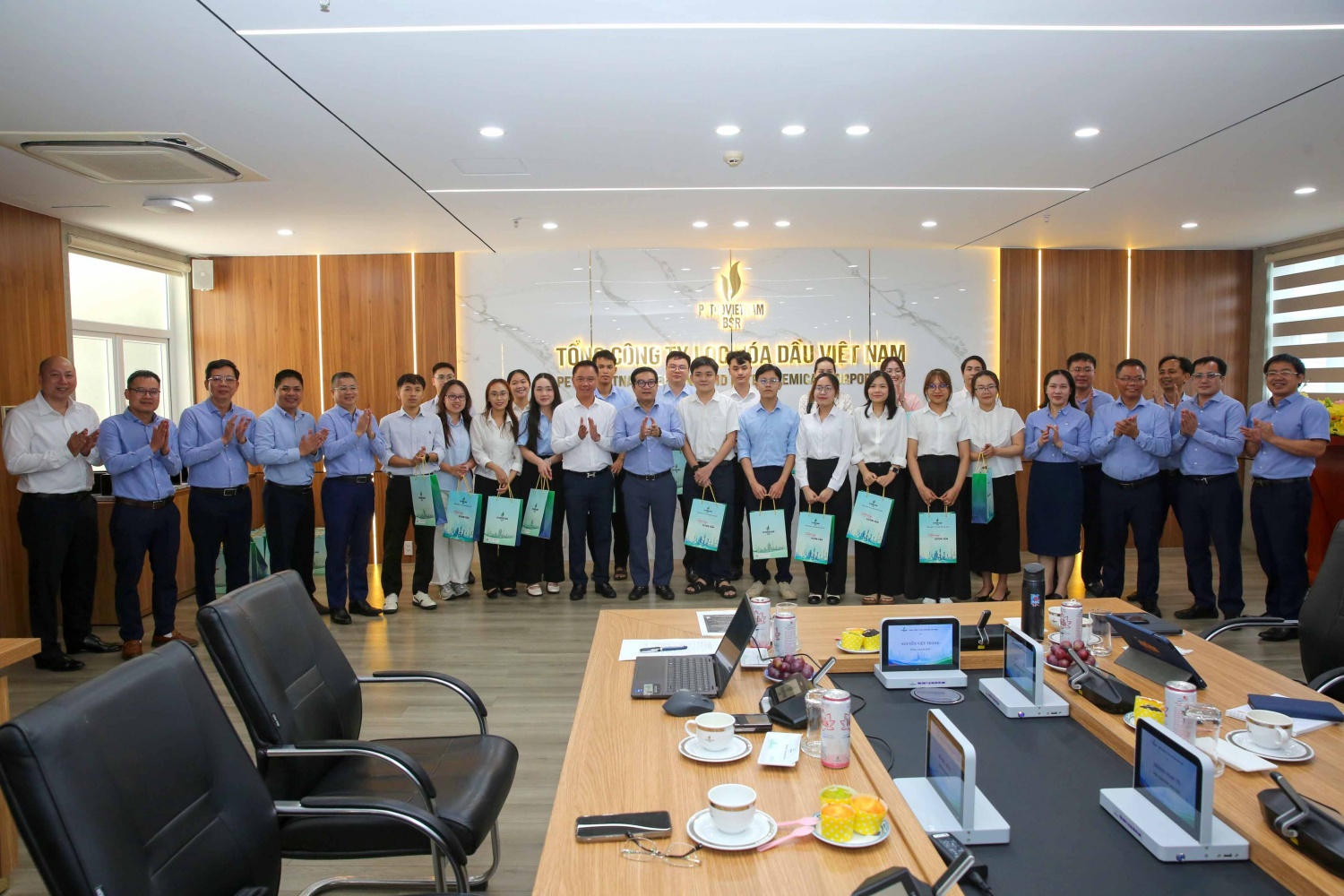 Tổng Giám đốc BSR Nguyễn Việt Thắng và ban lãnh đạo chúc mừng những thế hệ mới gia nhập Tổng Công ty.