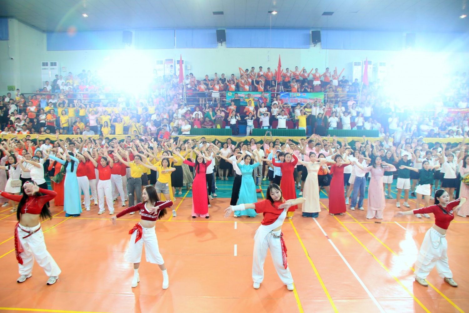 Các vận động viên, cổ động viên tham gia vào tiết mục khởi động 