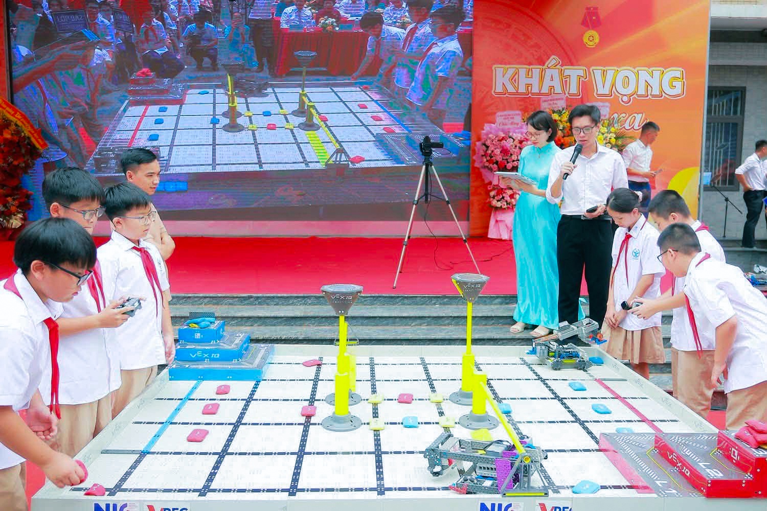 Thi đấu robot theo quy chuẩn của giải vô địch thế giới robot VEX IQ 2027 là một hoạt động đặc biệt trong lễ khai giảng năm học 2026-2027 của trường THCS Cầu Giấy (Hà Nội).