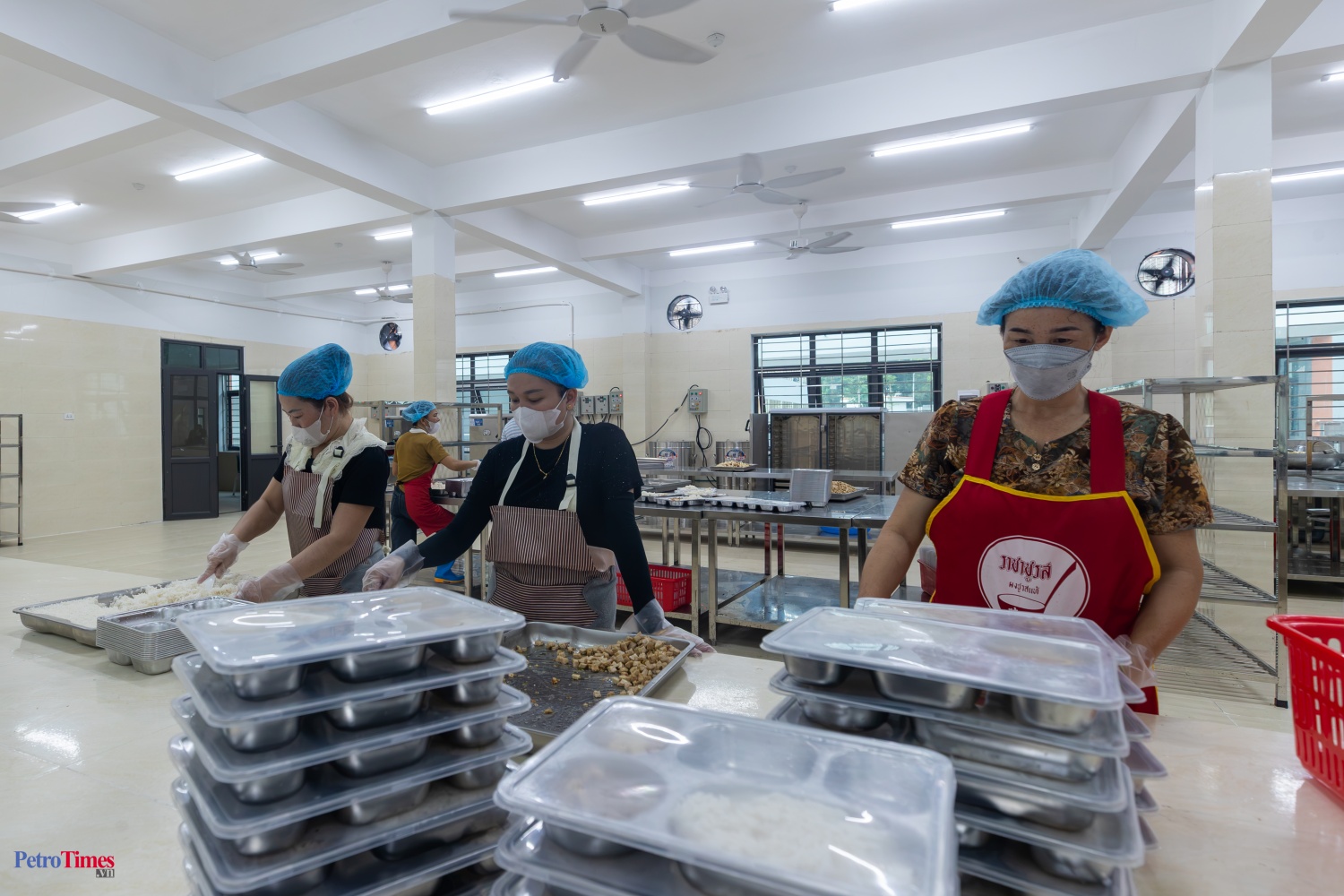 Các suất ăn được chia vào khay, đậy nắp kín và được phát tới từng bàn theo danh sách phòng ở của các em học sinh.