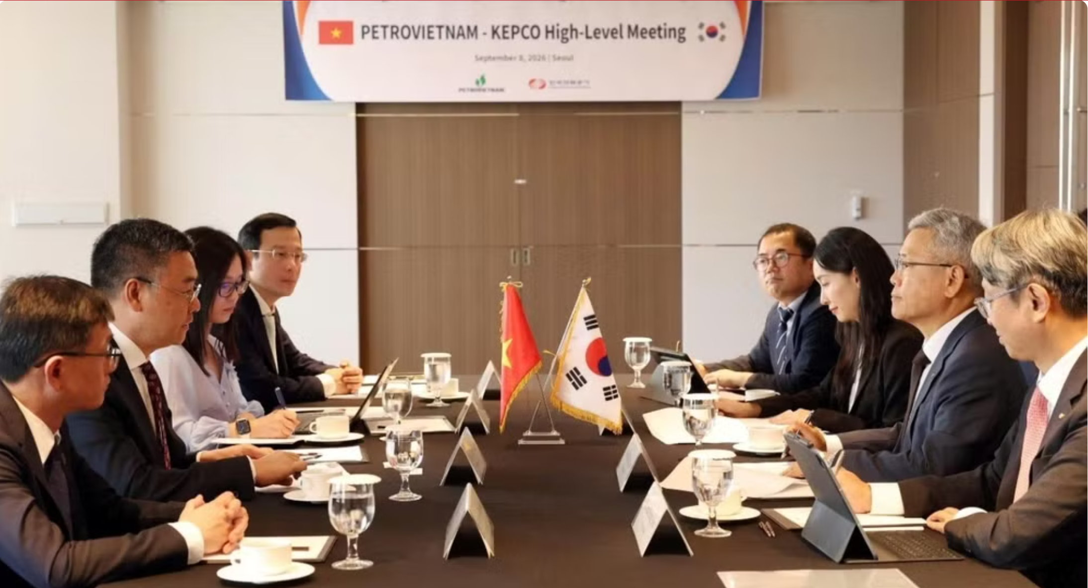 Tổng Giám đốc PETROVIETNAM Lê Mạnh Cường làm việc với Chủ tịch kiêm Tổng Giám đốc KEPCO Kim Dong-cheol. (Ảnh: NGÔ HƯƠNG)