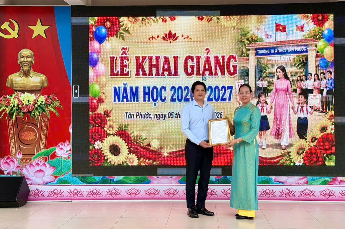 Đại diện Chi nhánh Logistics PV GAS trao hỗ trợ cho Trường TH&THCS Tân Phước nhân dịp khai giảng năm học mới.
