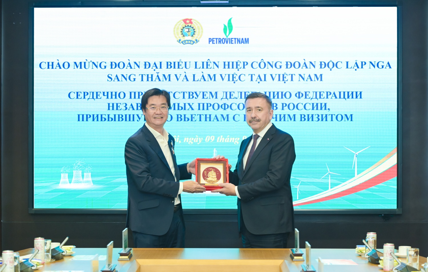 Ông Nguyễn Mạnh Kha tặng quà lưu niệm cho ông Sergey Ivanovich Chernogaev