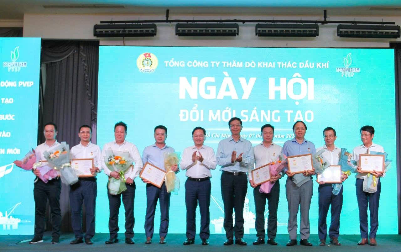 Ông Nguyễn Anh Tuấn - Chủ tịch Tổng Liên đoàn Lao động Việt Nam và ông Trần Quang Dũng - Phó Bí thư Thường trực Đảng ủy PETROVIETNAM trao Bằng Lao động sáng tạo của Tổng Liên đoàn Lao động Việt Nam cho các cá nhân tiêu biểu trong phong trào thi đua yêu nước năm 2025 - Anh Trần Thế Hùng (thứ hai từ phải sang).