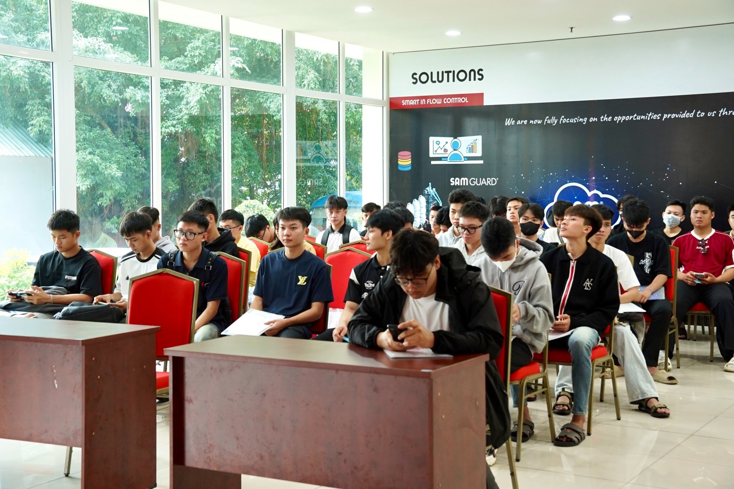 Tân sinh viên làm thủ tục nhập học năm 2026 tại PV College.