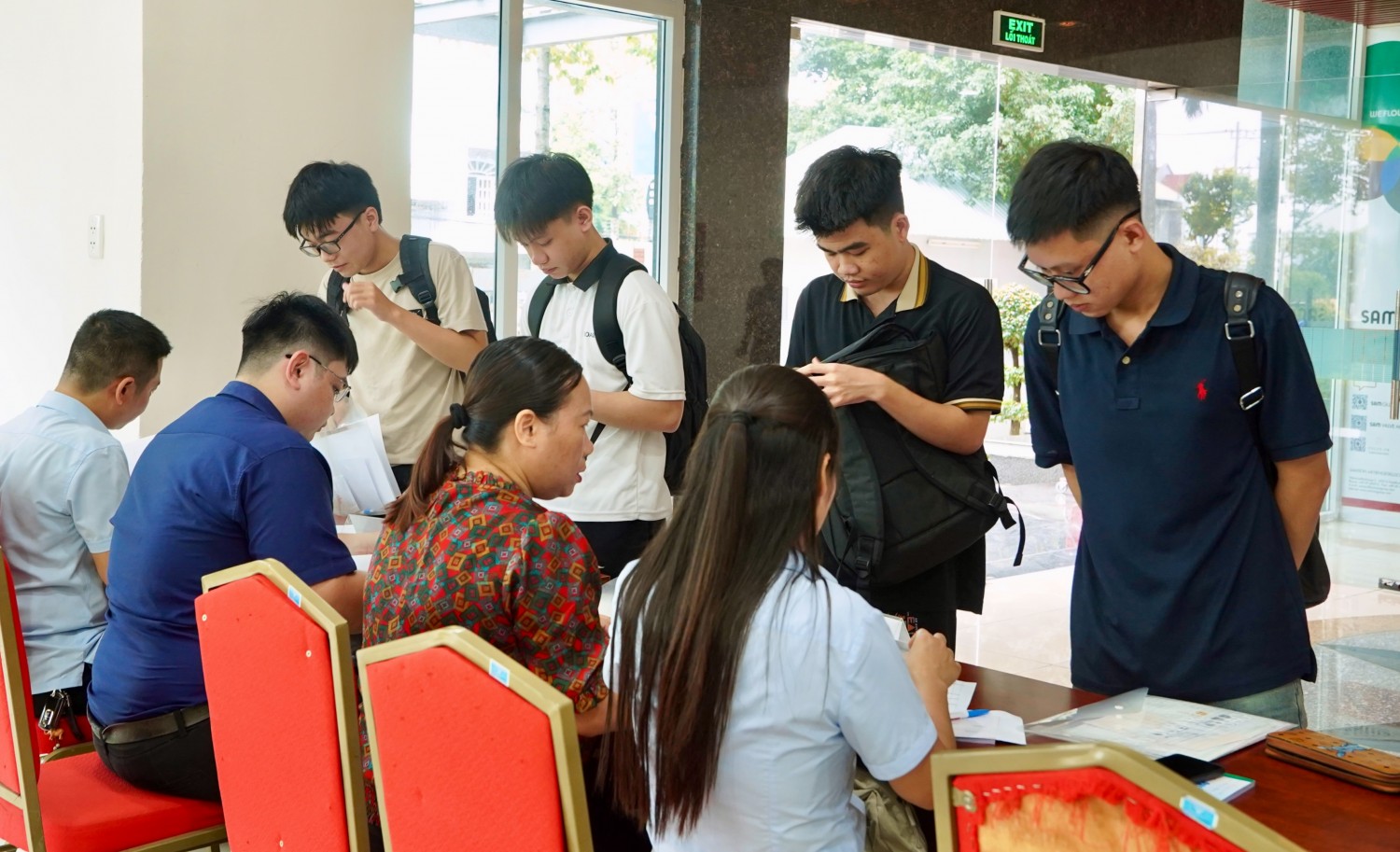 Đội ngũ cán bộ, giảng viên và tình nguyện viên hướng dẫn tân sinh viên hoàn thiện các thủ tục cần thiết.