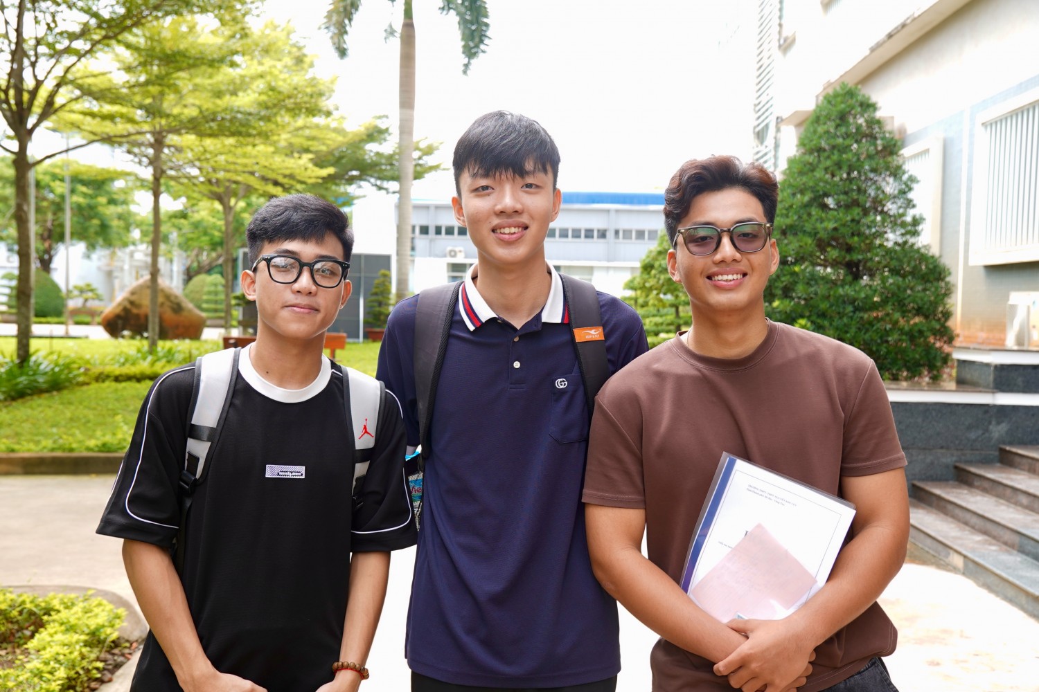 Tân sinh viên Tạ Tuấn Kiệt (bên phải) cùng các bạn học.