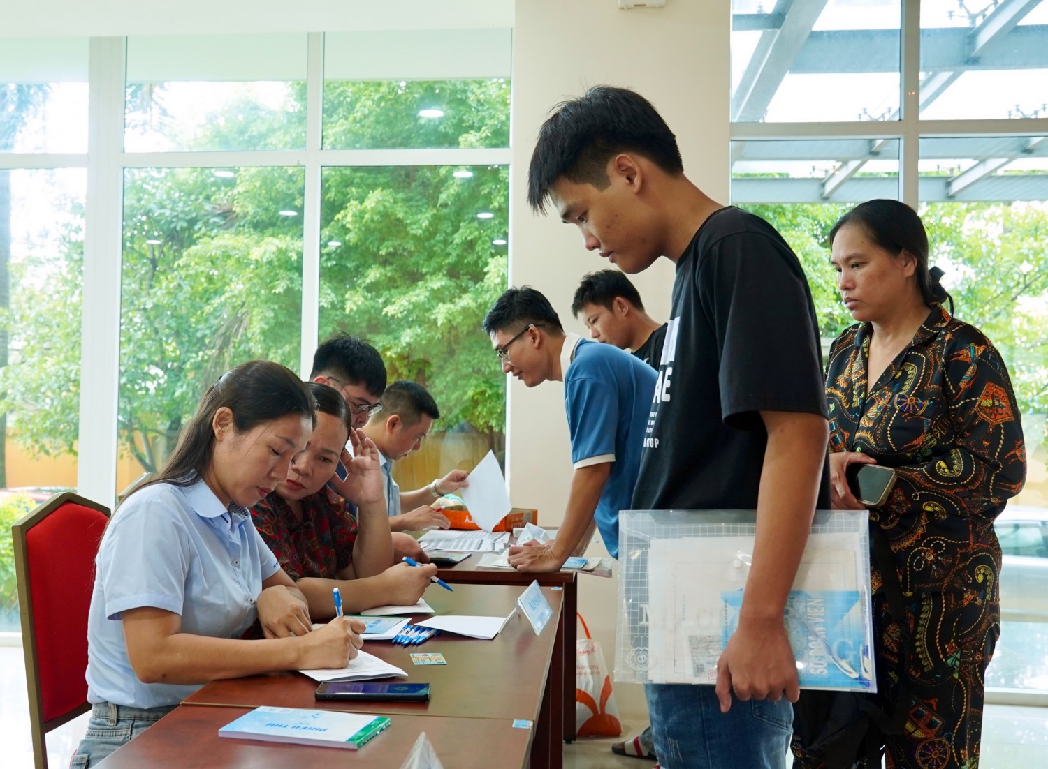 Phụ huynh đồng hành cùng tân sinh viên trong ngày nhập học.