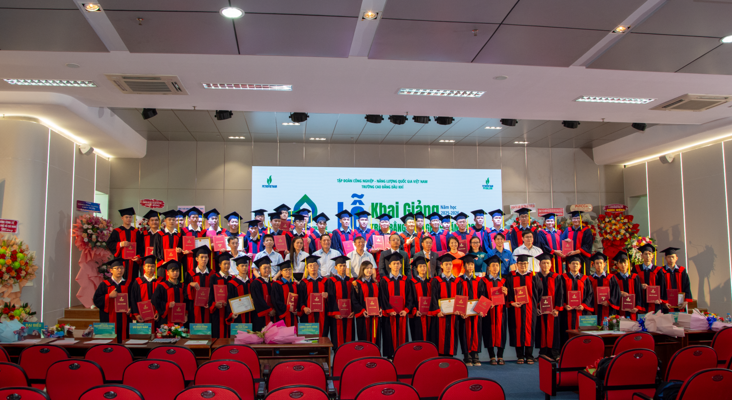 PV College tổ chức Lễ Khai giảng năm học 2025-2026 và Lễ Trao bằng Tốt nghiệp năm 2025.