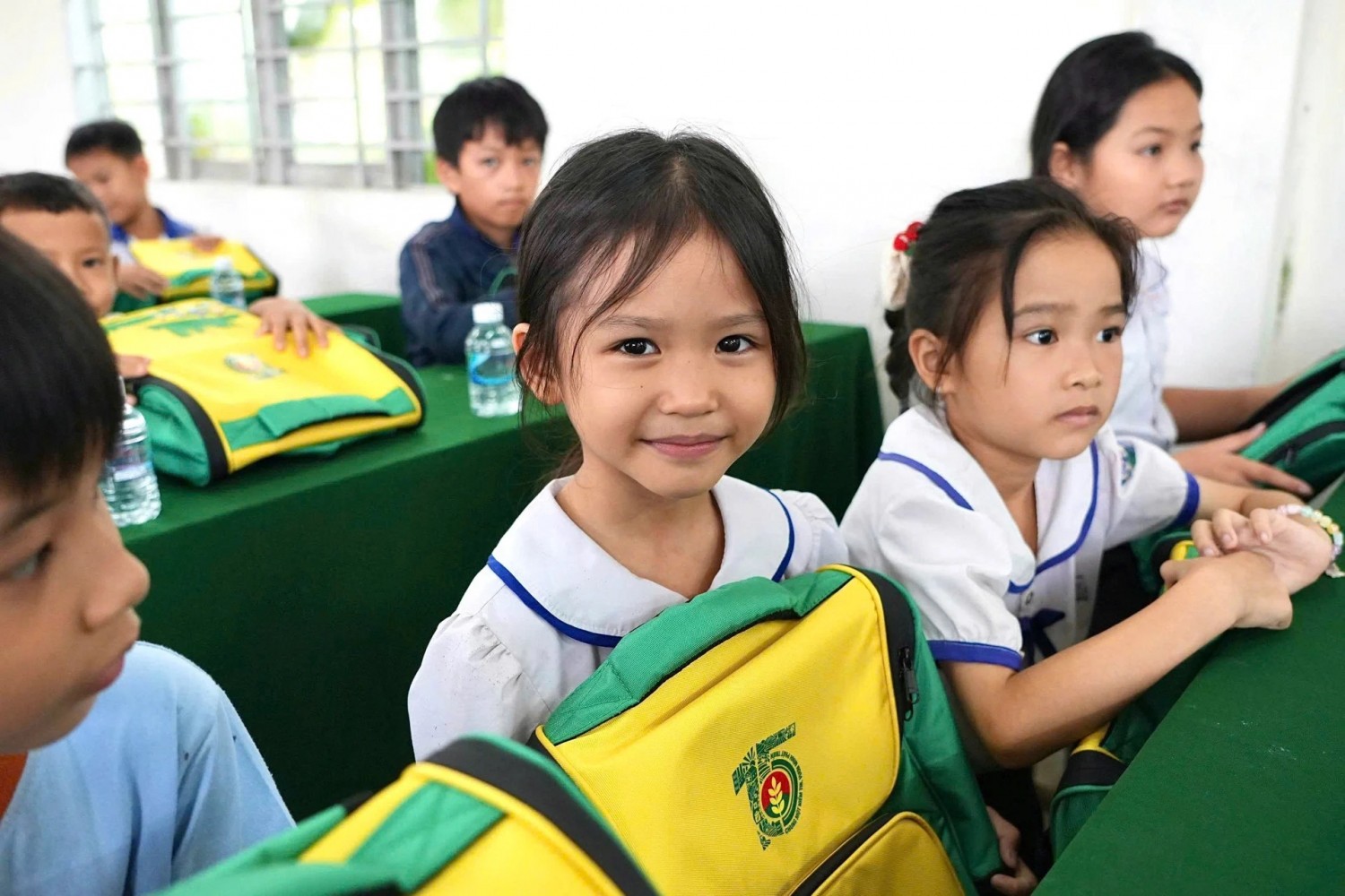 Phân bón Cà Mau trao tặng balo cho học sinh địa phương trước thềm năm học mới.