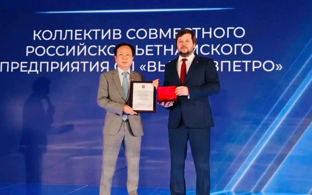 Ông Vũ Mai Khanh, Tổng Giám đốc Liên doanh Vietsovpetro đại diện tập thể người lao động đón nhận Huân chương từ Thứ trưởng thứ nhất Bộ Năng lượng Liên bang Nga Pavel Sorokin.