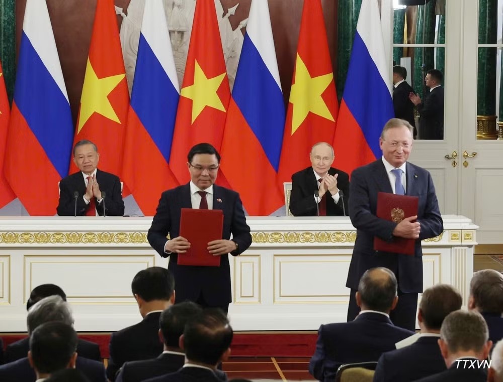 Lễ trao Giấy chứng nhận đăng ký đầu tư giữa PETROVIETNAM và Tổ hợp nhà thầu Zarubezhneft Asia, Vietsovpetro, PVEP - Ảnh TTXVN