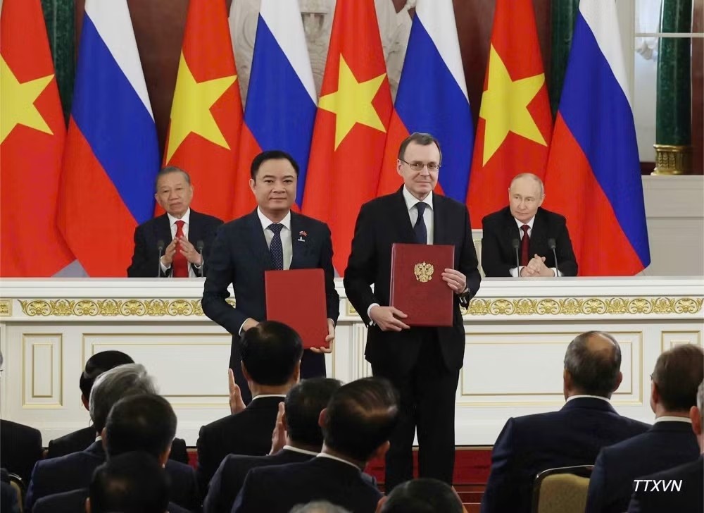 Chủ tịch HĐTV PETROVIETNAM Lê Ngọc Sơn và lãnh đạo RosatomAT trao Thỏa thuận phát triển dự án thành lập Trung tâm công nghệ bồi đắp và chuyển giao công nghệ sản xuất mực in 3D, dưới sự chứng kiến của Tổng Bí thư, Chủ tịch nước Tô Lâm và Tổng thống Nga Vladimir Putin. Ảnh: TTXVN