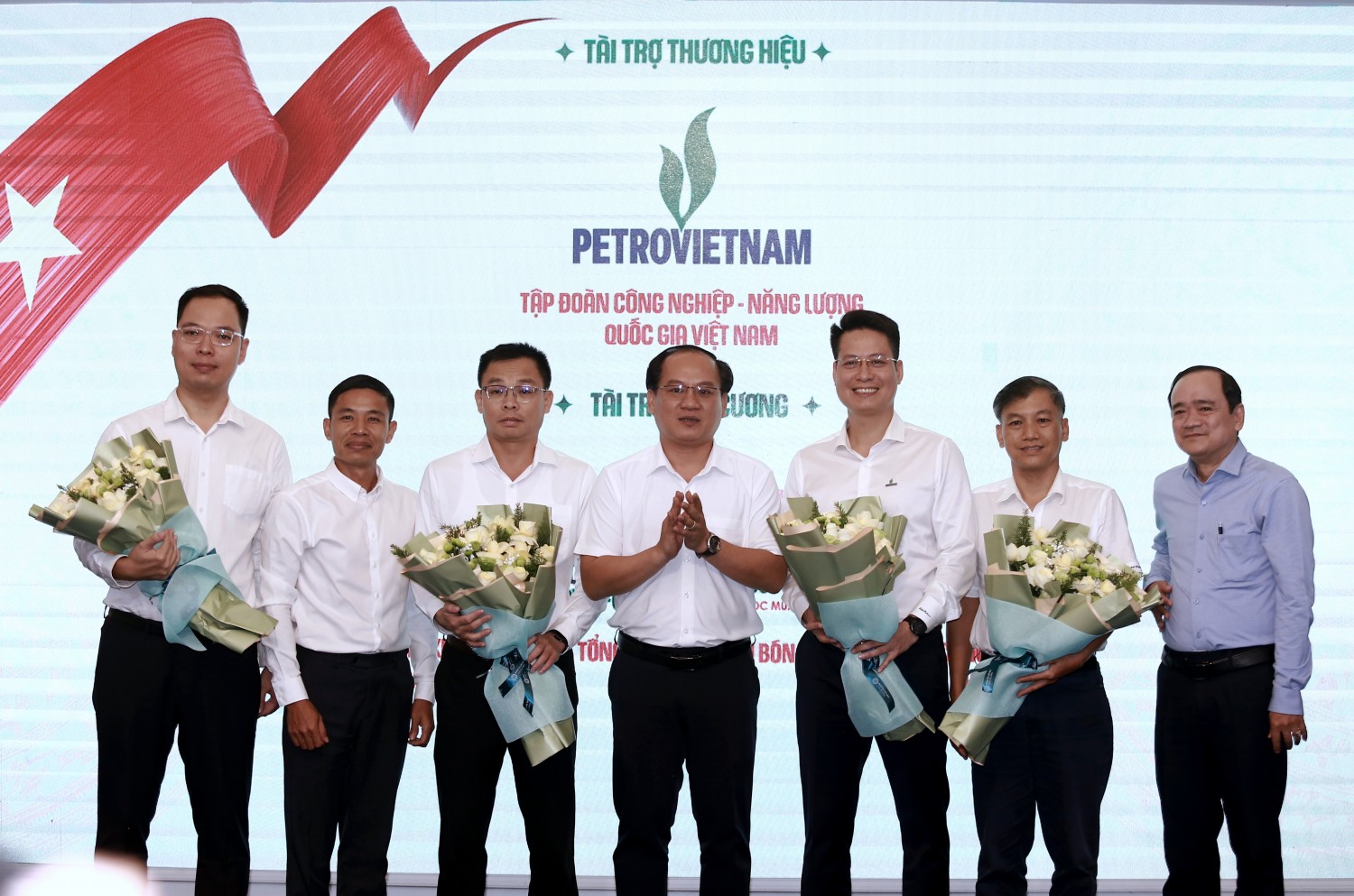 Lãnh đạo Sở Văn hóa, Thể thao và Du lịch Cà Mau tặng hoa cảm ơn các đơn vị tài trợ.
