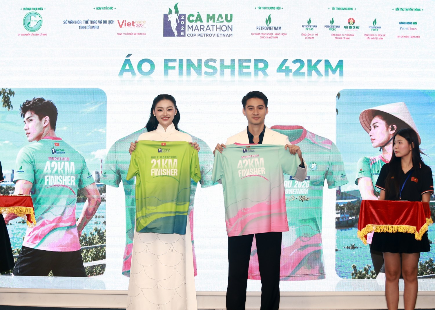 Ban Tổ chức giới thiệu áo hoàn thành cự ly 42km và 21km.