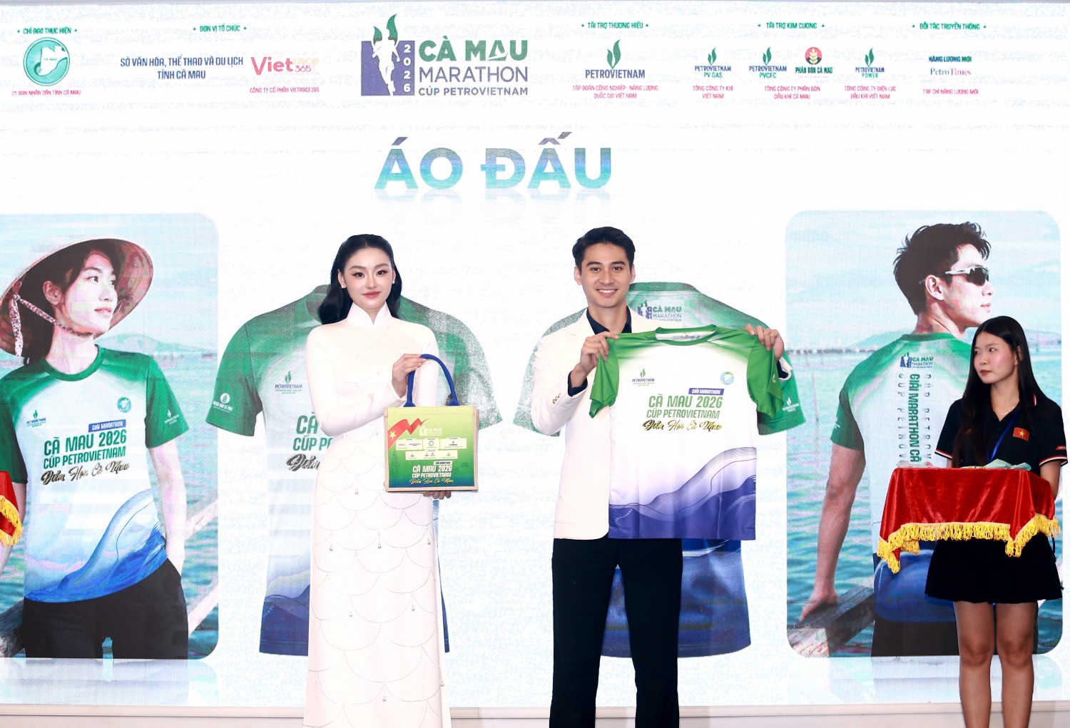 Ban Tổ chức giới thiệu áo đấu và bộ racekit