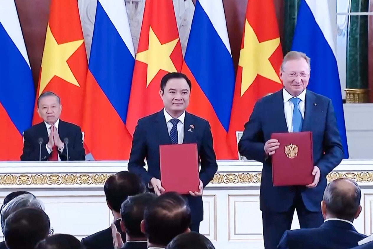 Chủ tịch HĐTV PETROVIETNAM Lê Ngọc Sơn cùng lãnh đạo Zarubezhneft trao Thỏa thuận khung giữa PETROVIETNAM và Zarubezhneft