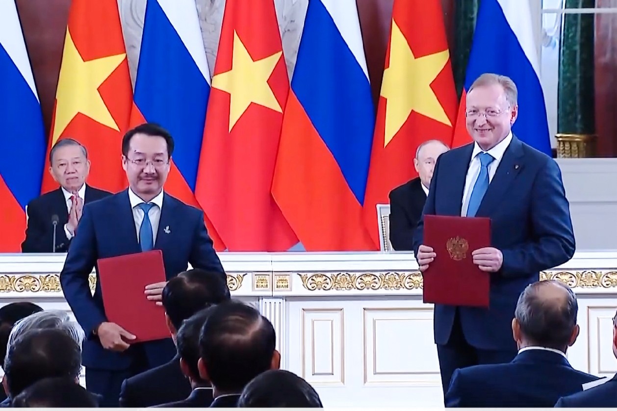 Tổng Giám đốc PVEP Nguyễn Thiện Bảo và lãnh đạo Zarubezhneft trao Thỏa thuận hợp tác đầu tư giữa Tổng công ty Thăm dò Khai thác Dầu khí (PVEP) và Zarubezhneft Asia