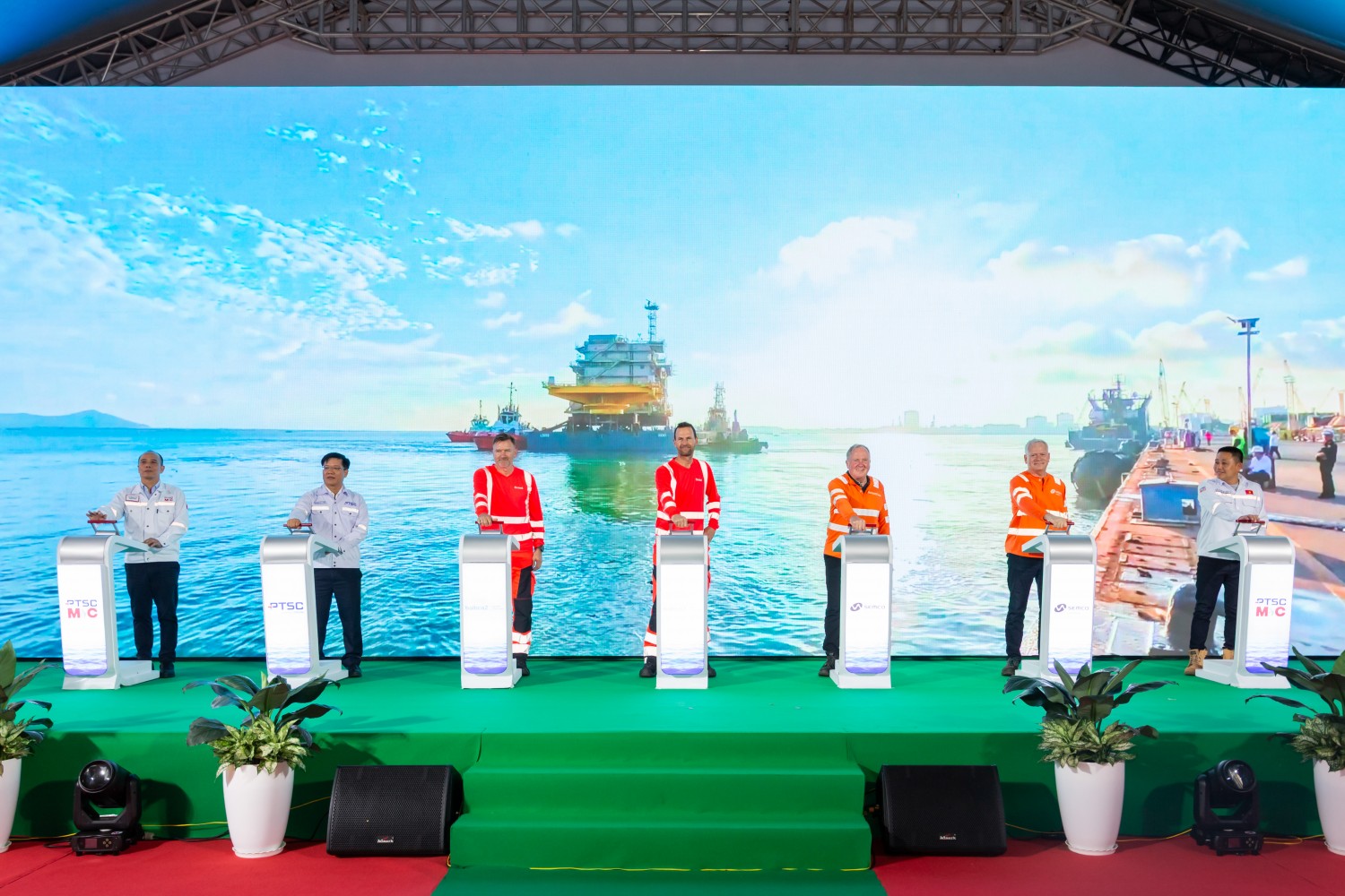 Đại diện Ørsted, Semco Maritime, PTSC và PTSC M&C cùng thực hiện nghi thức Sail Away (xuất bến), đánh dấu việc hoàn thành công tác hạ thủy, bàn giao các cấu kiện và bước chuyển sang hành trình vận chuyển, lắp đặt ngoài khơi.
