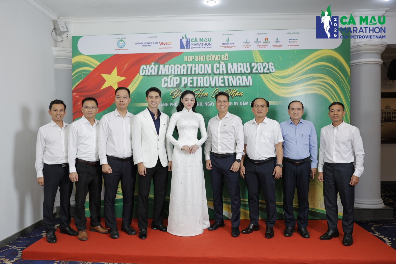 Đại sứ giải chạy cùng các nhà tài trợ và Ban Tổ chức.
