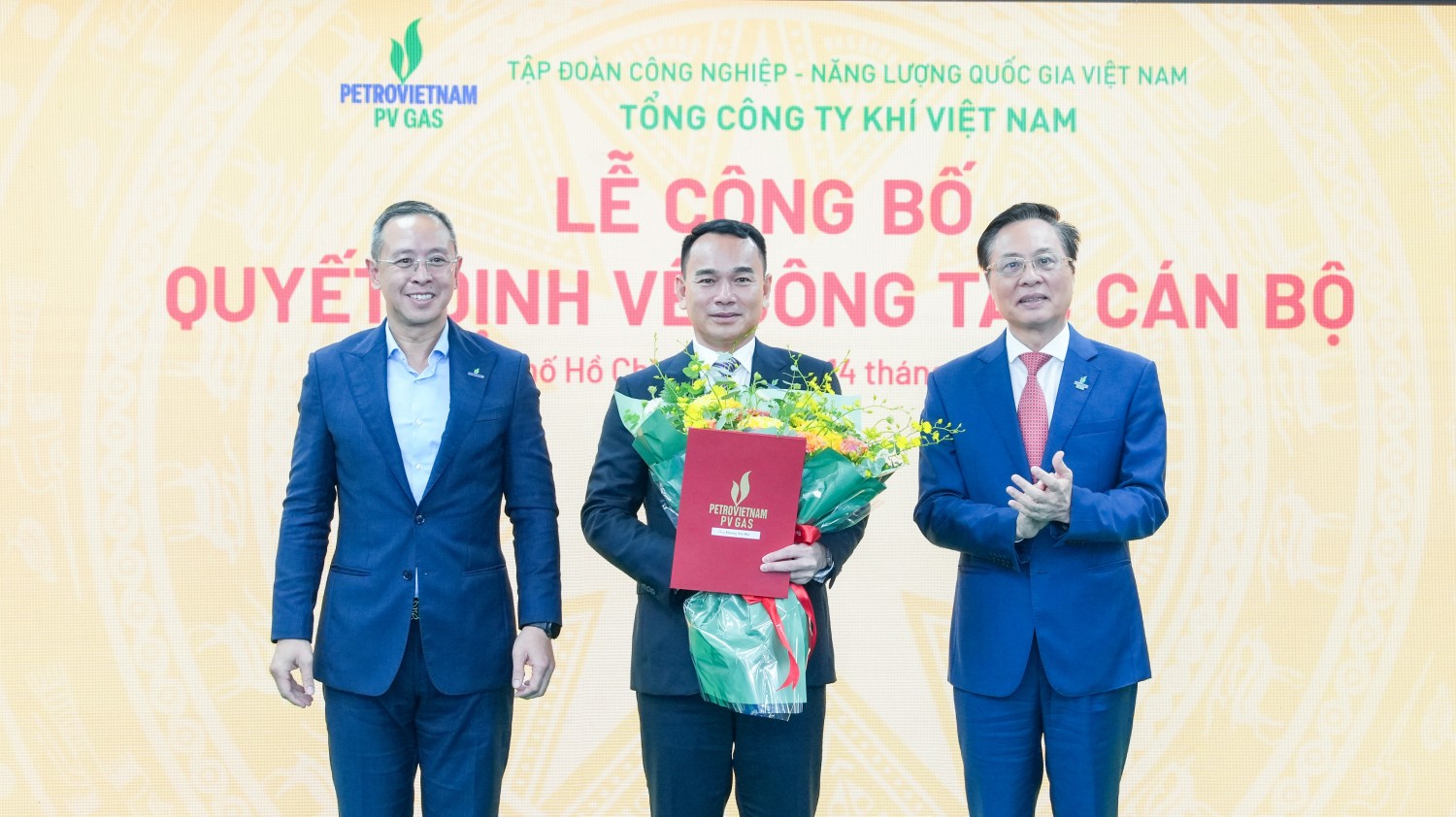 Thành viên HĐTV PETROVIETNAM Trần Bình Minh và Chủ tịch HĐQT PV GAS Bùi Minh Tiến chúc mừng Tân Tổng giám đốc PV GAS Dương Trí Hội.