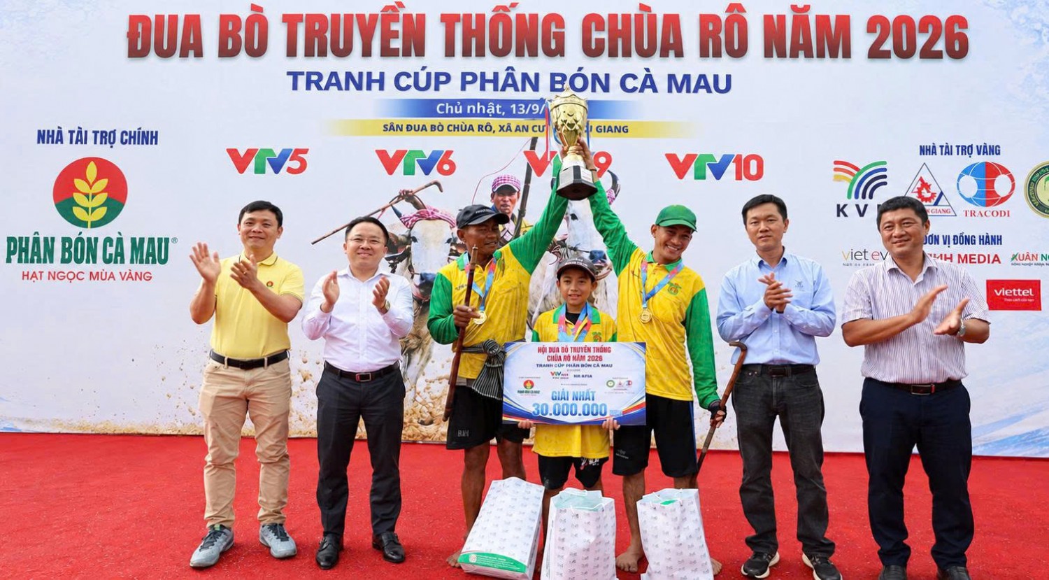 Ban Tổ chức trao Cúp và tiền thưởng cho nhà vô địch Hội đua bò truyền thống Chùa Rô năm 2026.