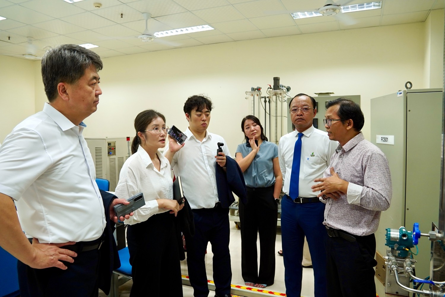 Đoàn công tác Hàn Quốc tham quan, khảo sát cơ sở vật chất của PV College.