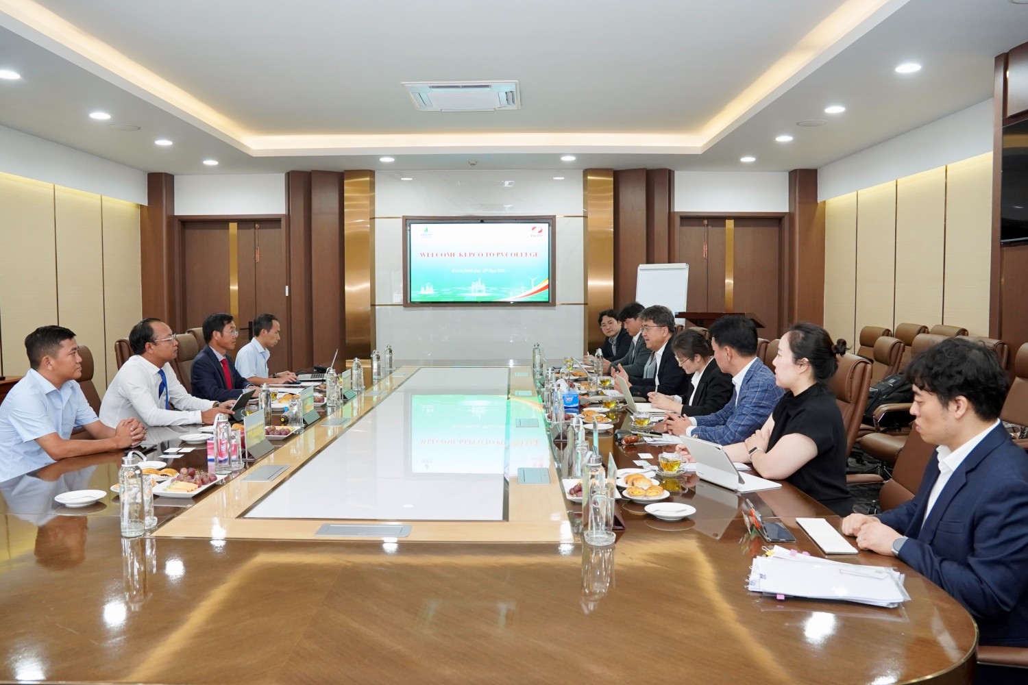 Buổi làm việc, trao đổi về nhu cầu đào tạo nguồn nhân lực điện hạt nhân giữa PV College và đoàn công tác Hàn Quốc.