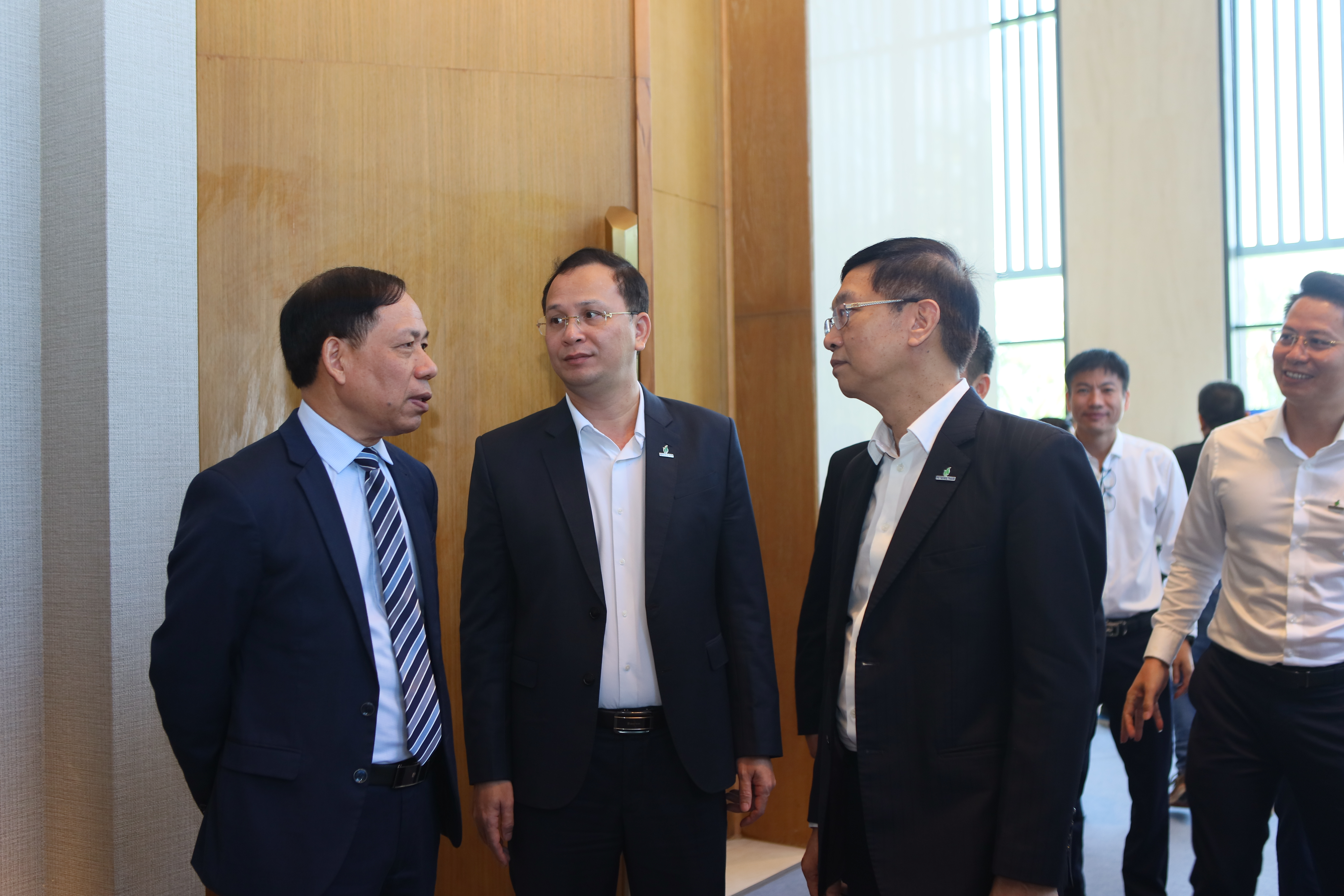 Đồng chí Trần Quang Dũng - Phó Bí thư Thường trực Đảng ủy Tập đoàn và các đại biểu trao đổi bên lề hội nghị.