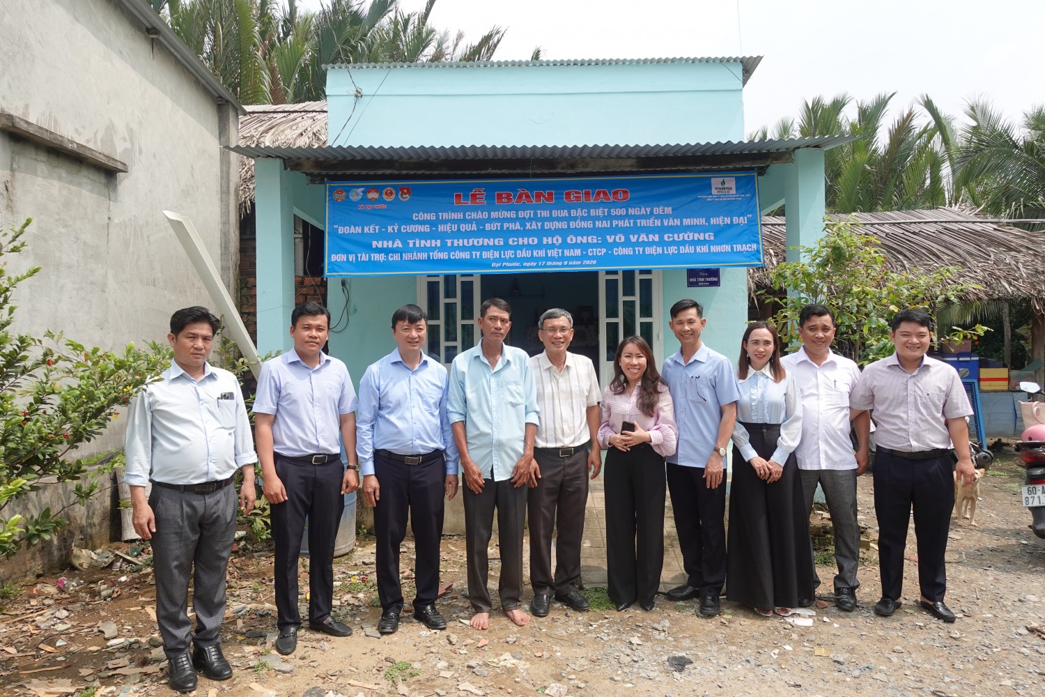 Đại diện lãnh đạo xã Đại Phước và PV Power NT tại Lễ bàn giao nhà tình thương cho hộ gia đình ông Võ Văn Cường.