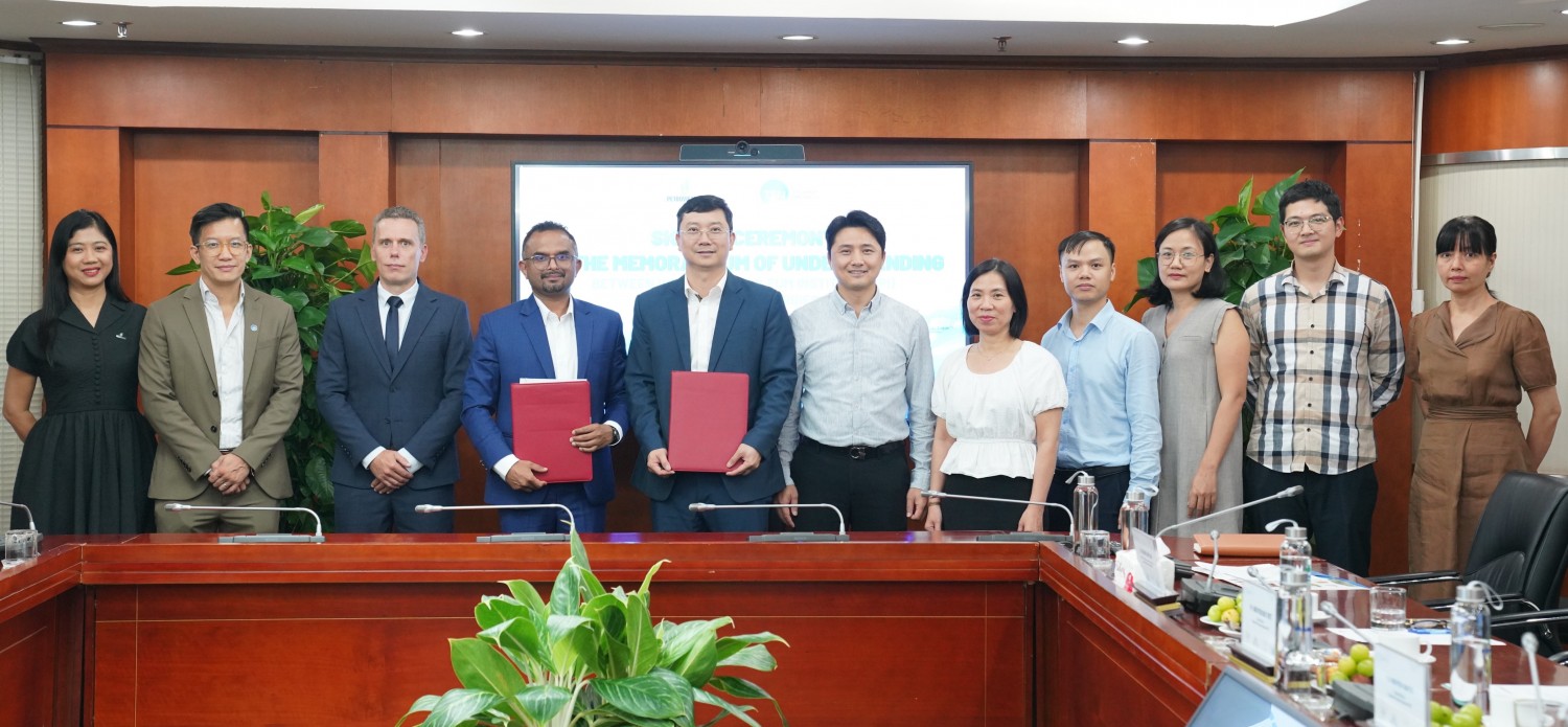 Lãnh đạo VPI và Technip Energies trao Biên bản ghi nhớ hợp tác phát triển các giải pháp công nghệ năng lượng bền vững.