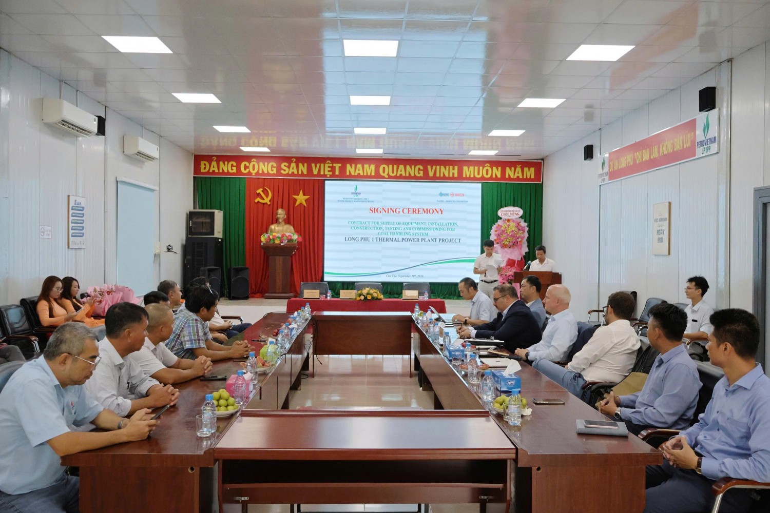 Các đại biểu tại buổi ký kết.