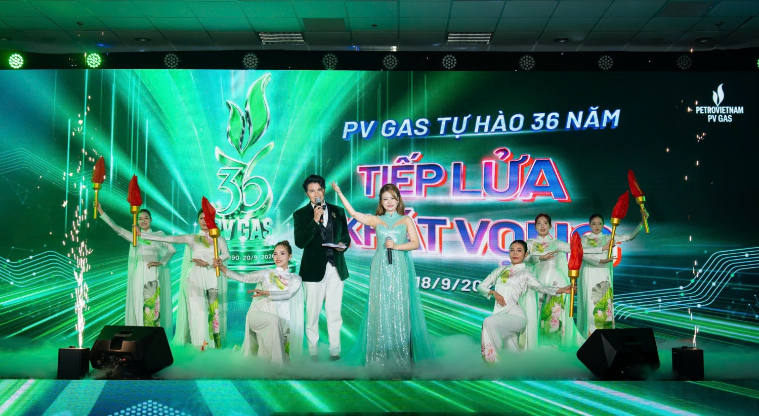 Tiết mục văn nghệ mở màn chương trình Lễ kỷ niệm 36 năm ngày thành lập PV GAS.