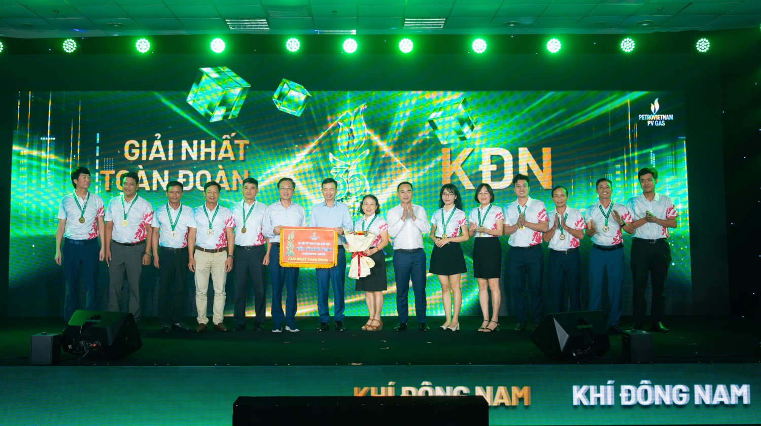 Ông Bùi Minh Tiến trao giải Nhất toàn đoàn cho Chi nhánh Khí Đông Nam Bộ.