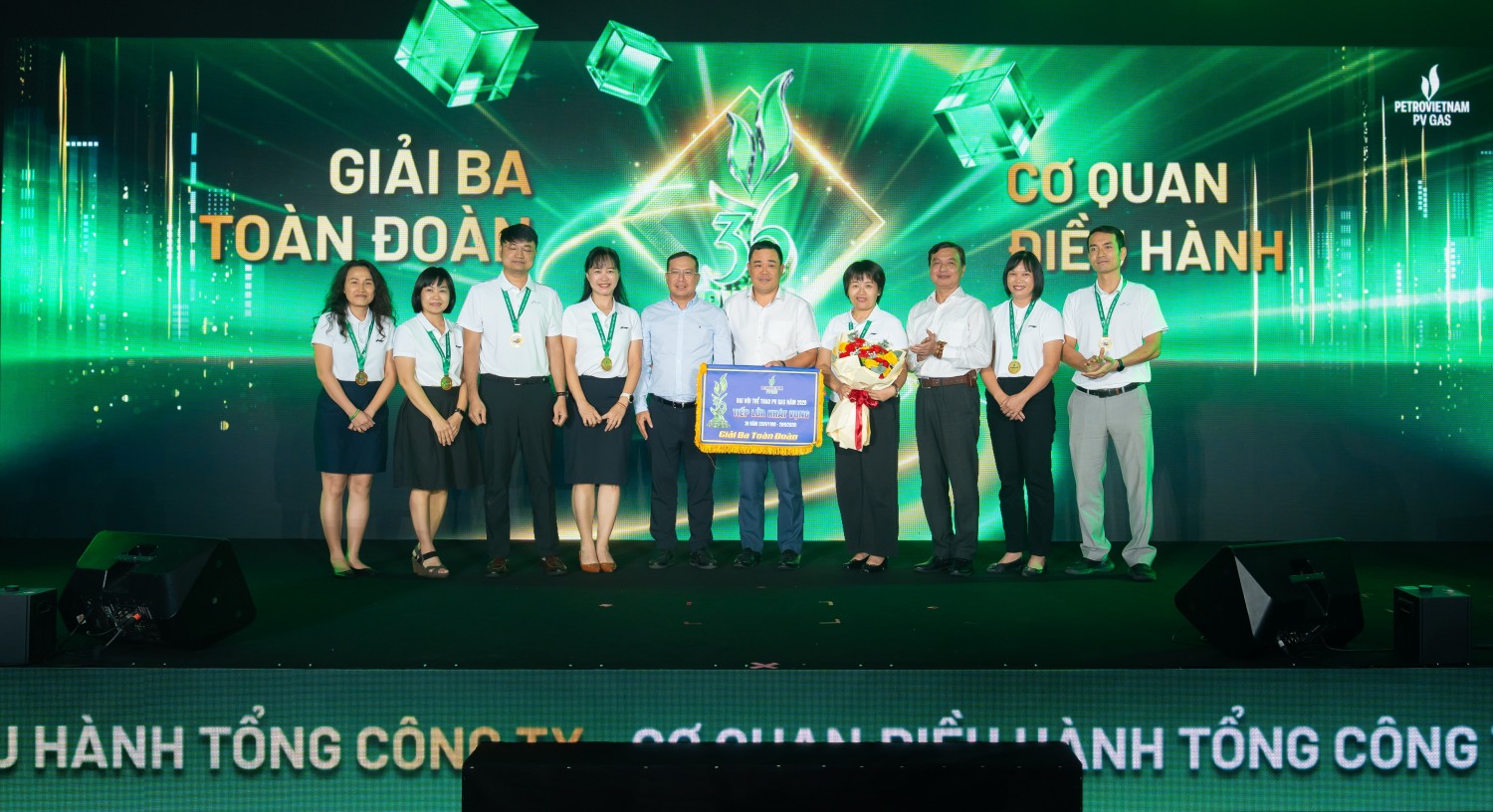 Thành viên HĐQT PV GAS Nguyễn Huy Hoàng và Phó Chủ tịch Công đoàn PV GAS Lê Phước Khôi trao giải Ba toàn đoàn cho Cơ quan điều hành Tổng công ty.