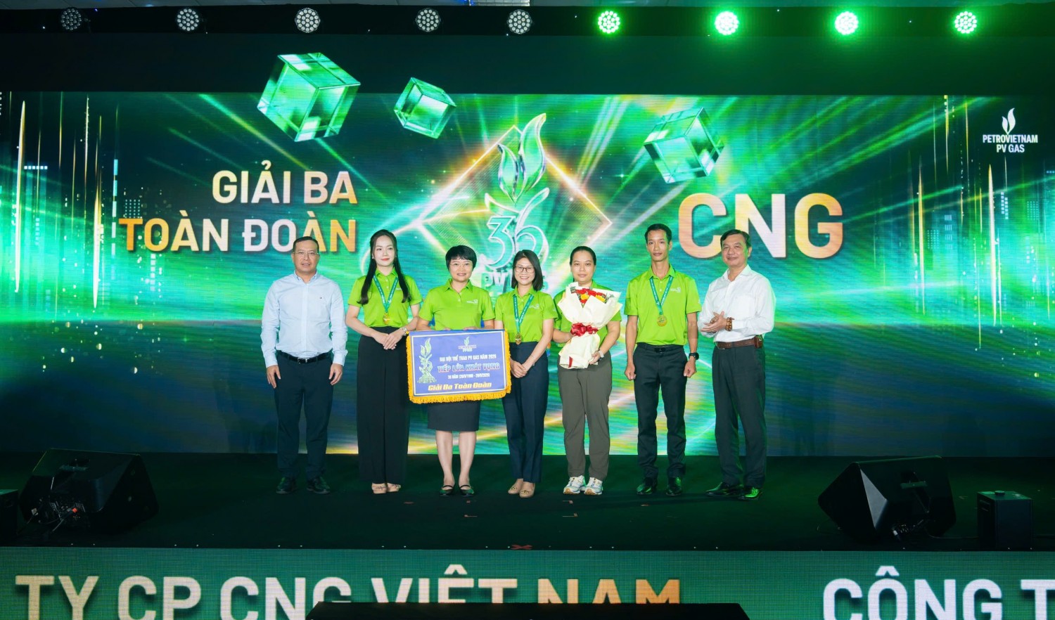 Thành viên HĐQT PV GAS Nguyễn Huy Hoàng và Phó Chủ tịch Công đoàn PV GAS Lê Phước Khôi trao giải Ba toàn đoàn cho Công ty Cổ phần CNG Việt Nam.
