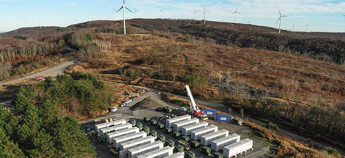 Cơ sở lưu trữ pin Grand Ridge ở Hoa Kỳ, nằm cạnh một trang trại điện gió. (Ảnh: Invenergy)