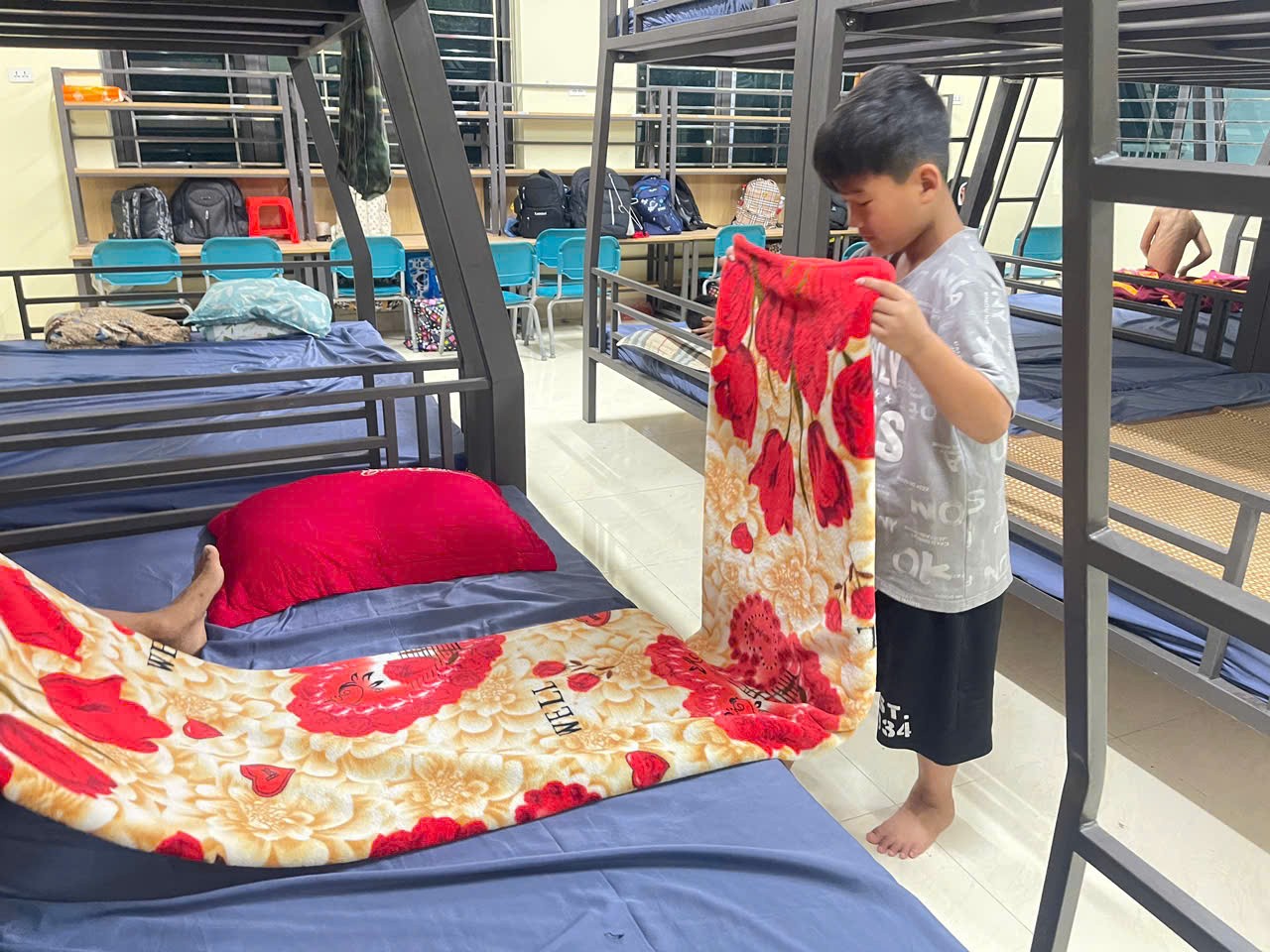 Học sinh tự sắp xếp chăn màn và đồ dùng cá nhân. Từ những công việc nhỏ hằng ngày, các em dần hình thành nếp sống tự lập, ngăn nắp và kỷ luật.