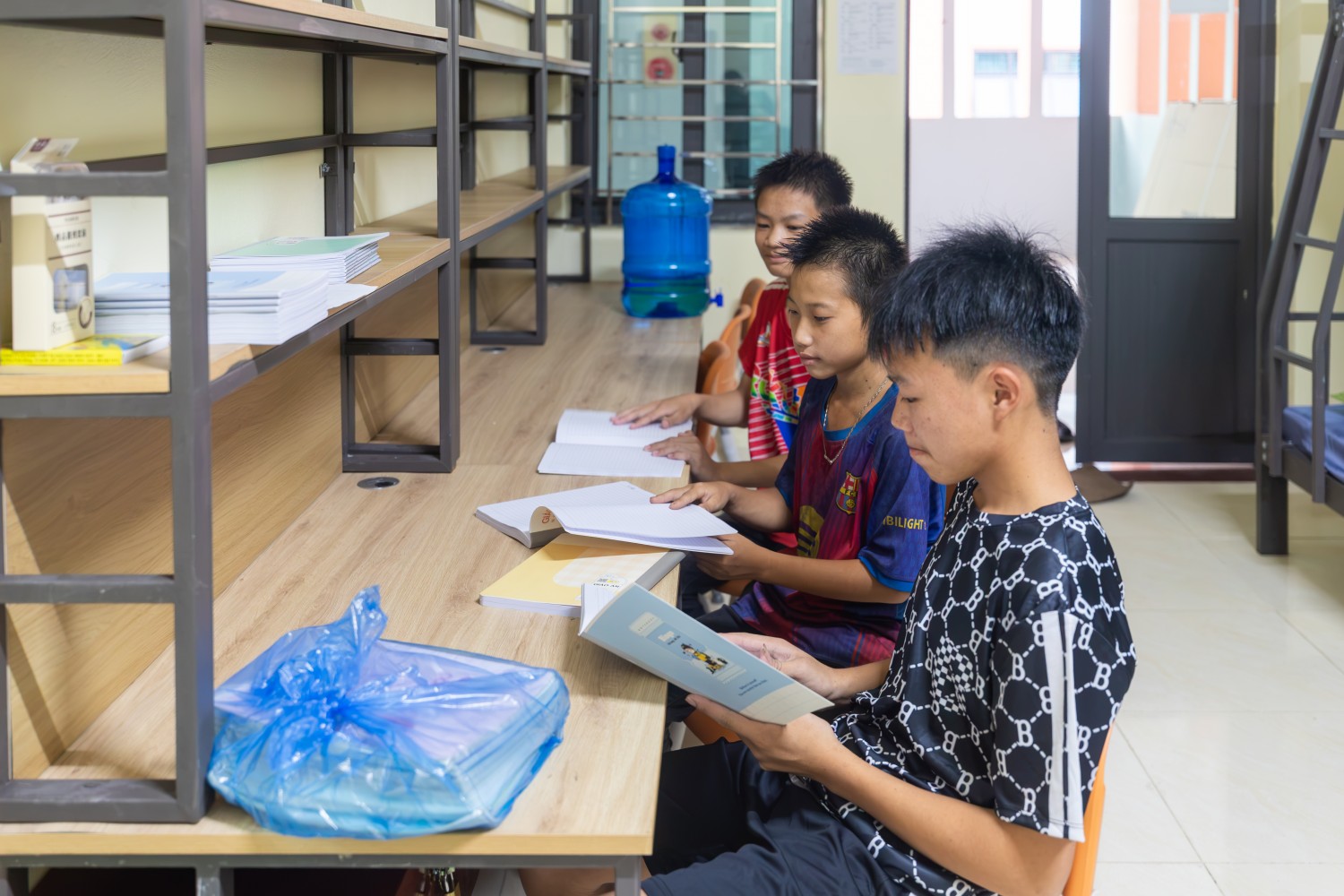 So với trước kia, điều kiện học tập, sinh hoạt của học sinh đã thay đổi 