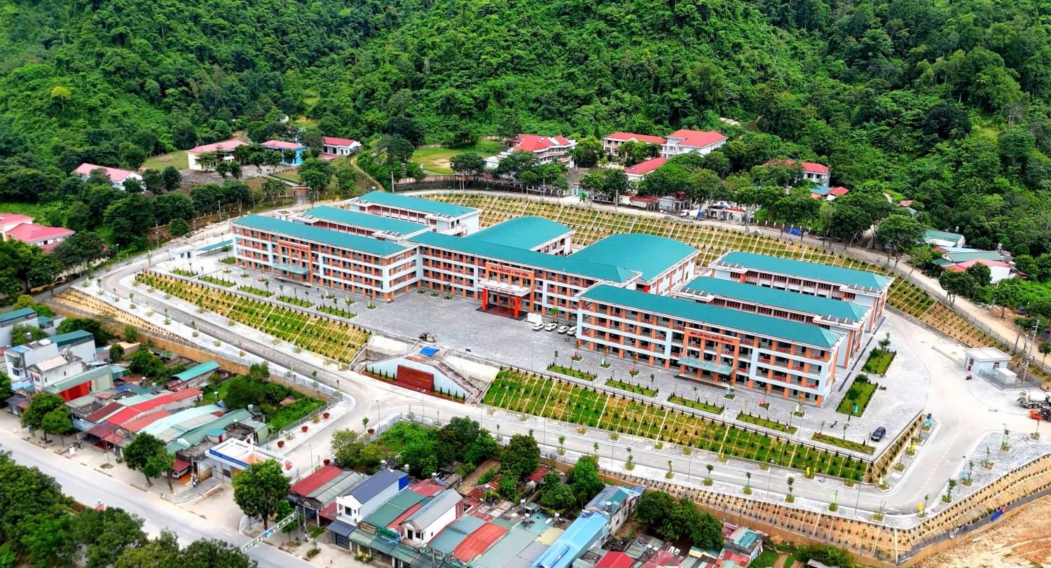 Một ngôi trường xinh đẹp, hiện đại nằm giữa núi rừng Tây Bắc.